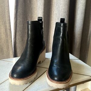 Dolce Vita Huey black Chelsea  waterproof boots . Size 8.5